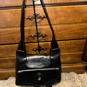 Sleek Black Leather Shoulder Bag with Front Flap